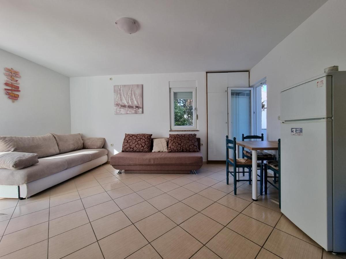 Apartment Aqua Near The City Beach Novalja Exterior photo