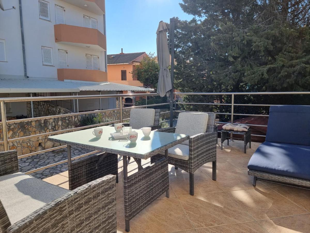 Apartment Aqua Near The City Beach Novalja Exterior photo
