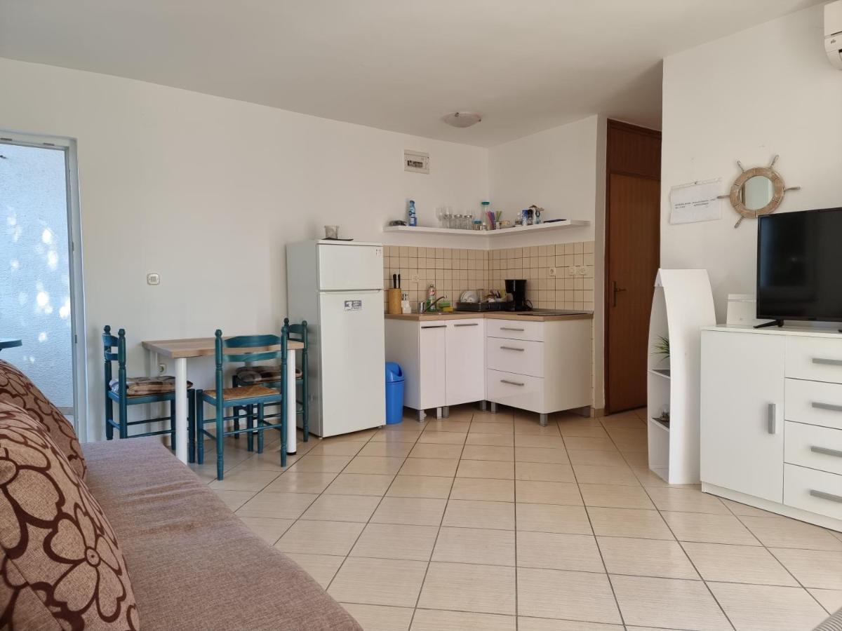 Apartment Aqua Near The City Beach Novalja Exterior photo